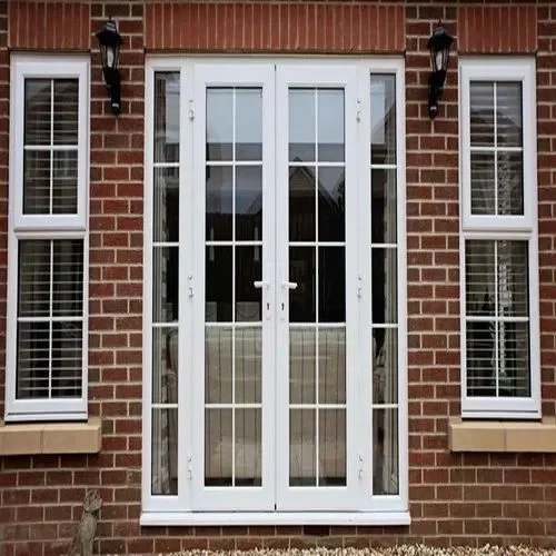 نمای نزدیک از پنجره دوجداره UPVC با شیشه عایق حرارتی.
