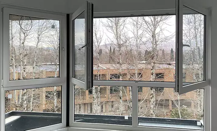 نمونه‌ای از پنجره دوجداره UPVC در نمای یک آپارتمان بازسازی‌شده

