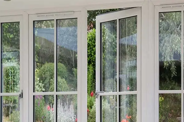 نمای بیرونی ساختمان ویلایی در شهرک ساحلی با پنجره UPVC

