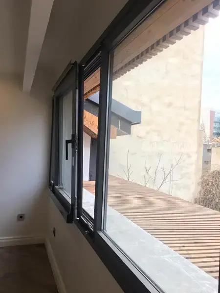 تصویر نمای نزدیک پنجره ترمال بریک نصب‌شده در ساختمان مدرن

