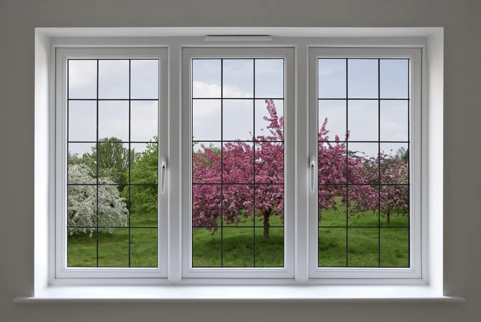 مونتاژ پنجره دوجداره UPVC در کارگاه تولیدی

