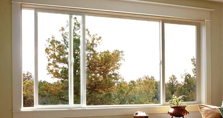 پنجره ریلی UPVC با شیشه دوجداره در نمای ساختمان

